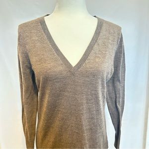 Banana Republic sweater V neck 100% merino wool great condition size L